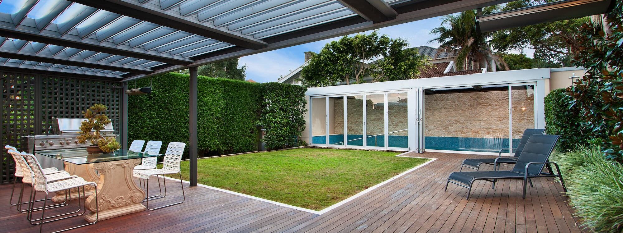 Pergola bioclimatique ou &agrave; toiture fixe : comment savoir laquelle vous convient ? Mulhouse