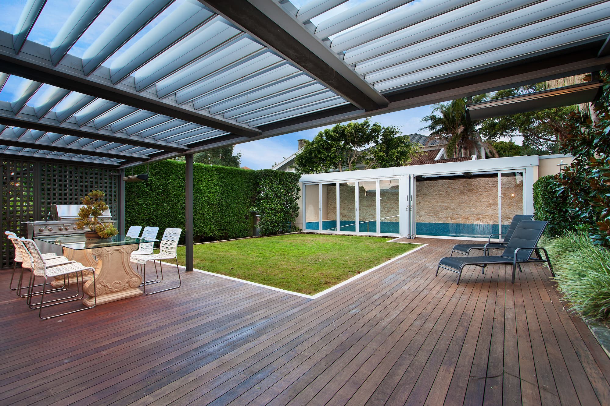 Pergola bioclimatique ou à toiture fixe : comment savoir laquelle vous convient ? Mulhouse